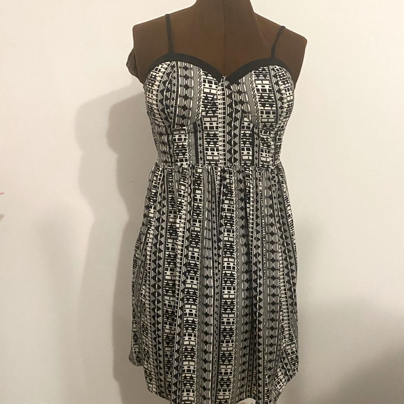 🖤🤍JOLIE🖤🤍Black and white pattern sleeveless pattern dress. Size 10.Like new. - Picture 3 of 15